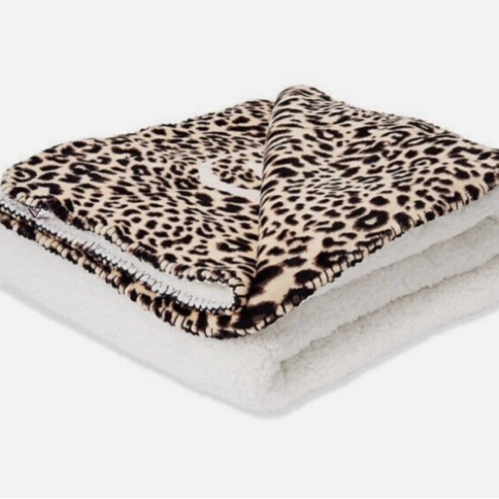 ✨✨NEW 🐆🐾 VICTORIA SECERT 🐾🐆LEOPARD PRINT SHERPA BLANKET 50x60 - Picture 2 of 5
